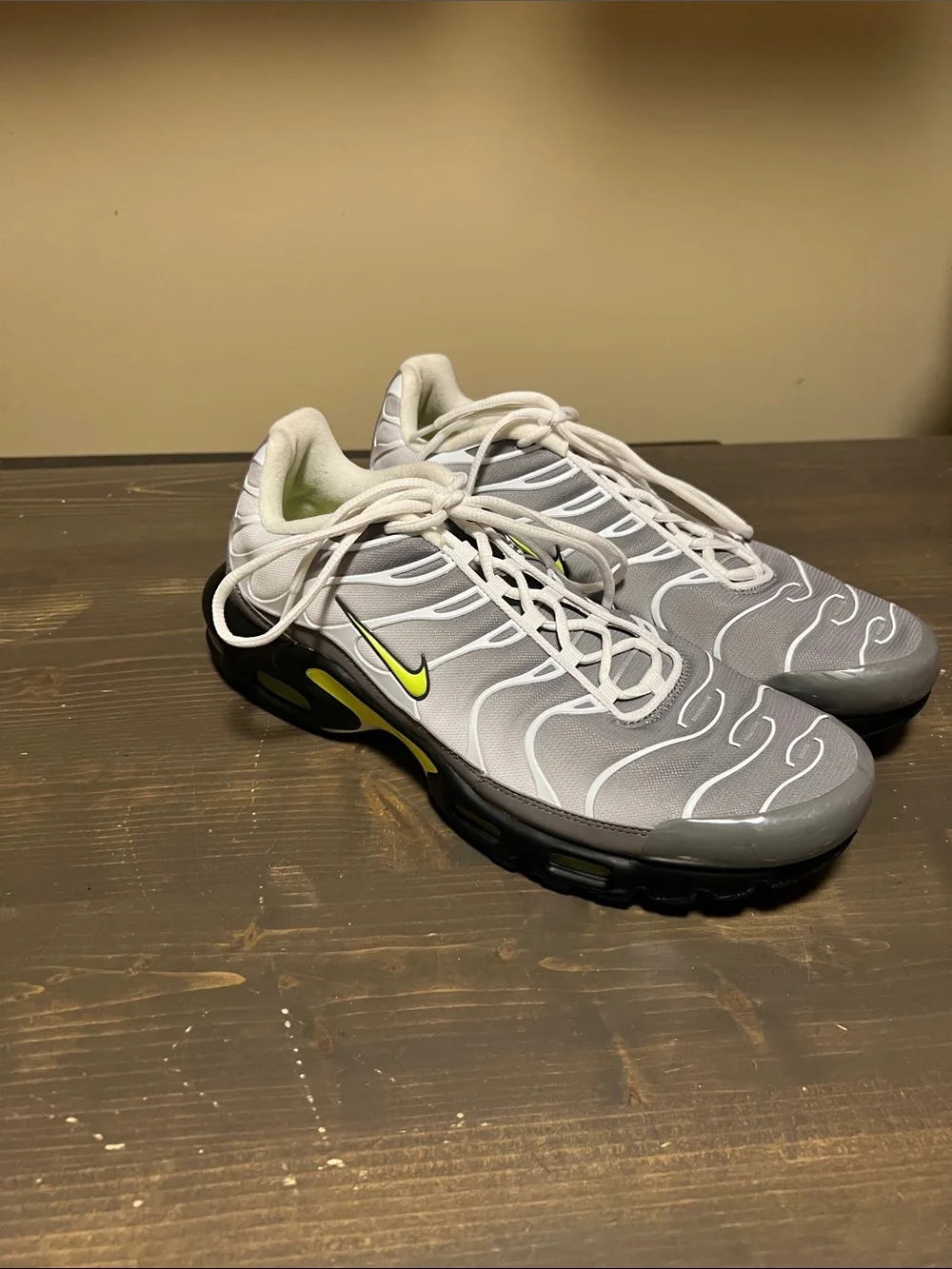 Nike Men’s Gray and Neon Yellow-Accent Wave Sneakers